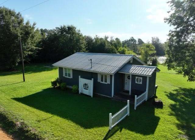 Property at 7811 Paradise Dr, Donalsonville, GA 39845, 2 beds, 1.5 baths