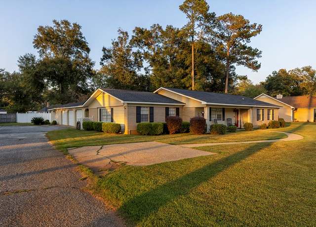 Property at 1107 Douglas Dr, Bainbridge, GA 39819, 4 beds, 2.5 baths
