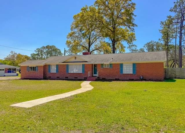 Property at 1100 E Pine St, Bainbridge, GA 39819, 3 beds, 2.5 baths