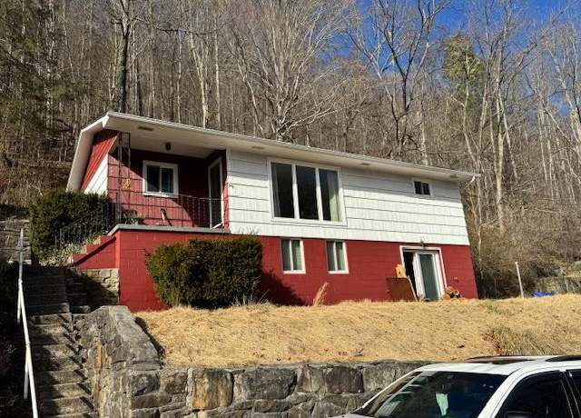 Property at 404 Fairview Ave, Mullens, WV 25882, 2 beds, 1.5 baths