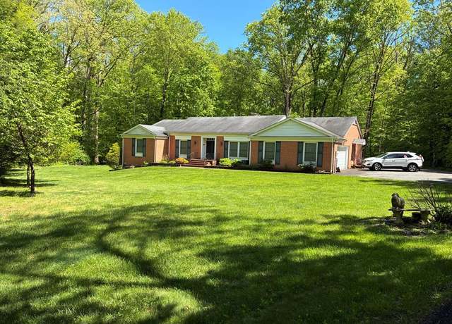 Property at 501 W Maple Ave, Fayetteville, WV 25840, 3 beds, 3 baths