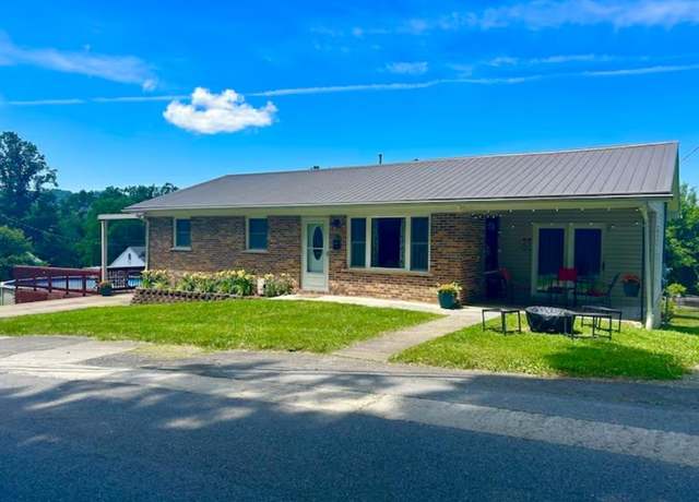 Property at 130 Old Court St, Fayetteville, WV 25840, 4 beds, 2 baths