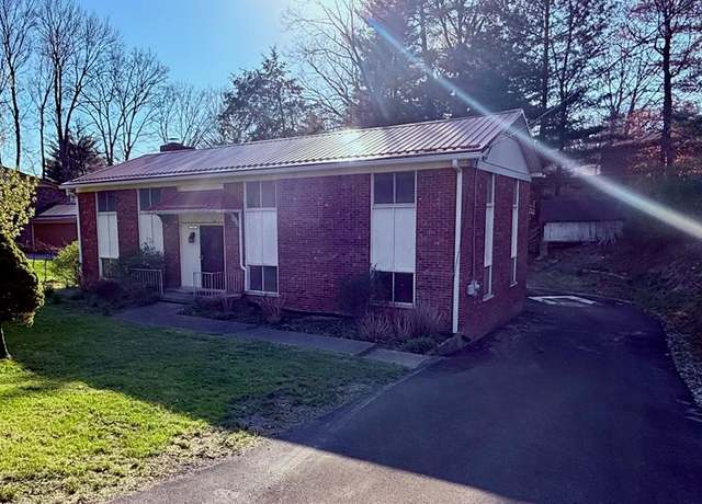 Property at 1104 Pinewood Dr, Beckley, WV 25801, 4 beds, 3 baths