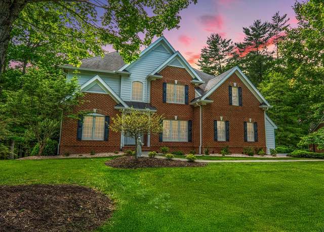 Property at 560 Old White Dr, Lewisburg, WV 24901, 6 beds, 4 baths
