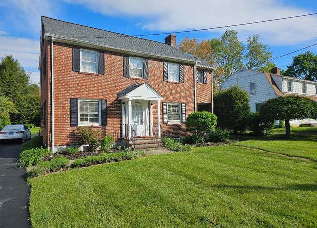 Property at 1015 Heatherwood Rd, Bluefield, WV 24701, 3 beds, 1.5 baths