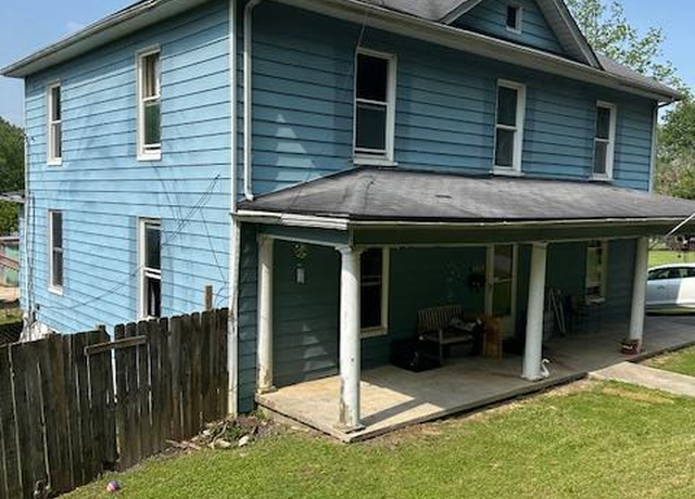 Property at 734 Tazewell Ave, Bluefield, VA 24605, 4 beds, 1.5 baths