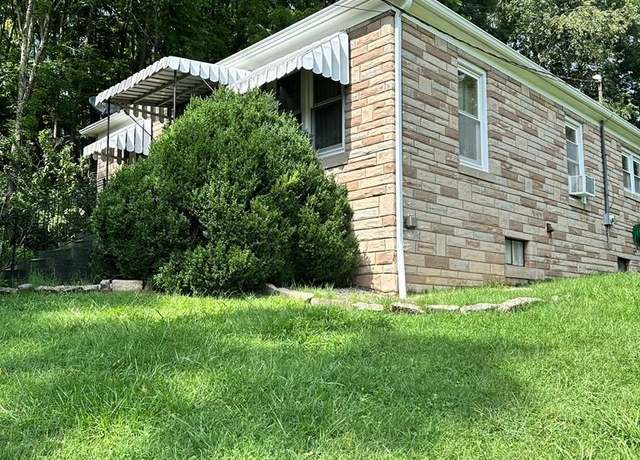 Property at 102 Roscoe St, Bluefield, VA 24605, 2 beds, 2 baths