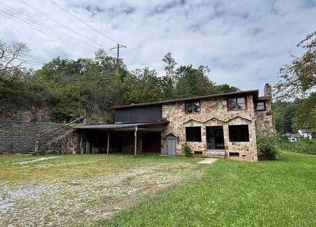 Property at 900 Lyndale Ave, Bluefield, WV 24701, 4 beds, 3 baths