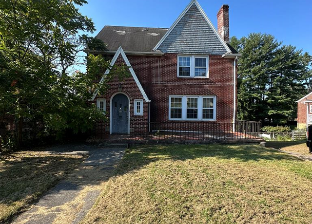 Property at 207 College Ave, Princeton, WV 24740, 3 beds, 1.5 baths