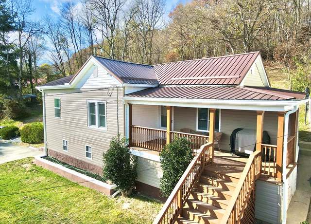 Property at 220 Highland Ave, Bluefield, VA 24605, 4 beds, 3 baths