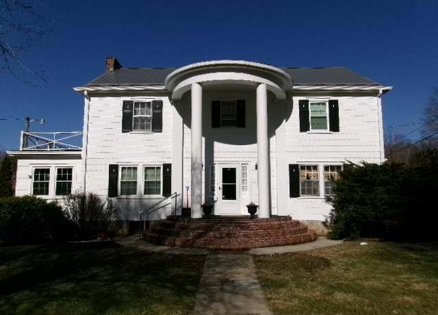 Property at 525 Parkway Ave, Bluefield, WV 24701, 4 beds, 2.5 baths