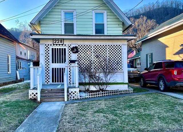 Property at 228 Main St, Hinton, WV 25951, 3 beds, 2 baths