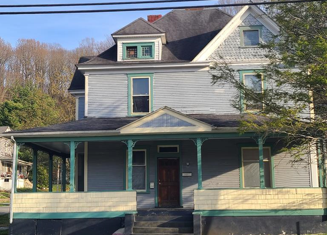 Property at 1001 Highland Ave, Bluefield, WV 24701, 6 beds, 3 baths