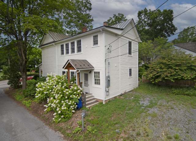 Property at 122 Courtney Dr, Lewisburg, WV 24901, 3 beds, 1.5 baths
