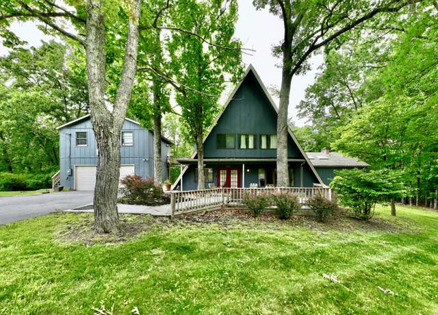 Property at 236 Mackle Pt, Lewisburg, WV 24901, 4 beds, 3 baths