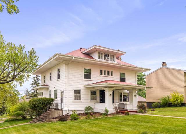 Property at 2932 E Superior St, Duluth, MN 55812, 5 beds, 2.5 baths