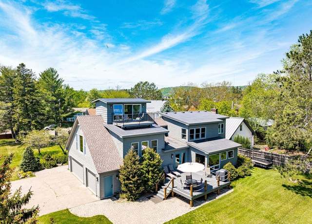 Property at 1629 S Lake Ave, Duluth, MN 55802, 3 beds, 2.5 baths