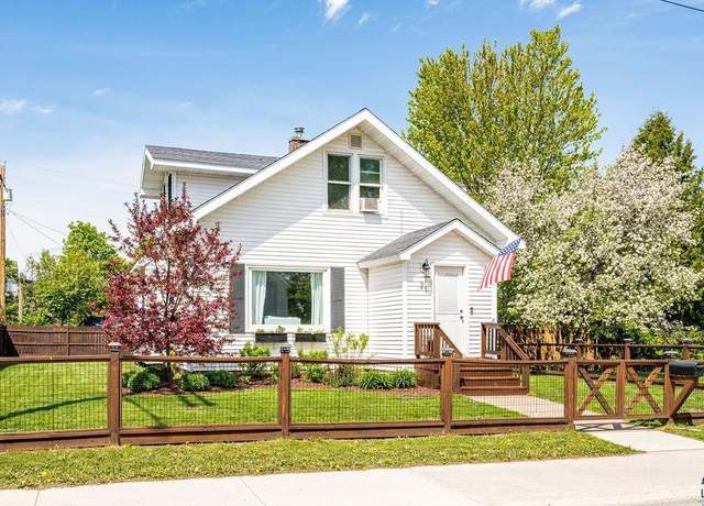 Property at 21 14th St, Cloquet, MN 55720, 3 beds, 1.5 baths