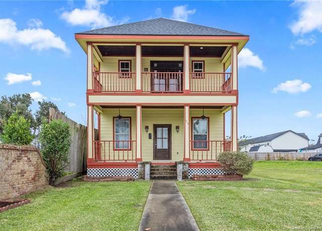 Property at 1117 Common St, Lake Charles, LA 70601, 3 beds, 2.5 baths