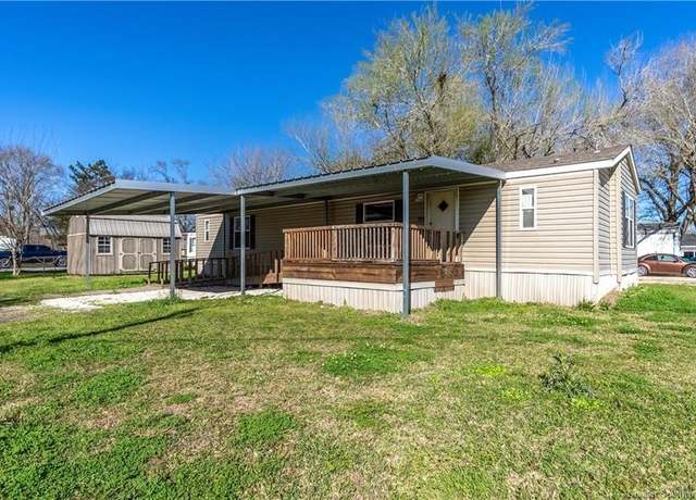 Property at 626 W Carlton St W, Sulphur, LA 70663, 2 beds, 2 baths