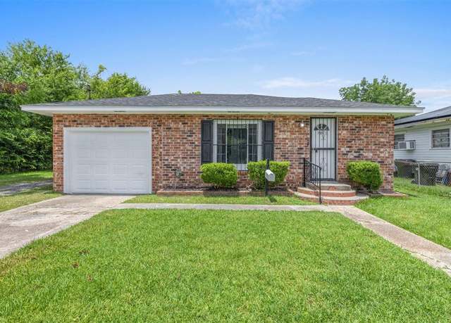 Property at 2025 Cline St, Lake Charles, LA 70601, 2 beds, 2.5 baths