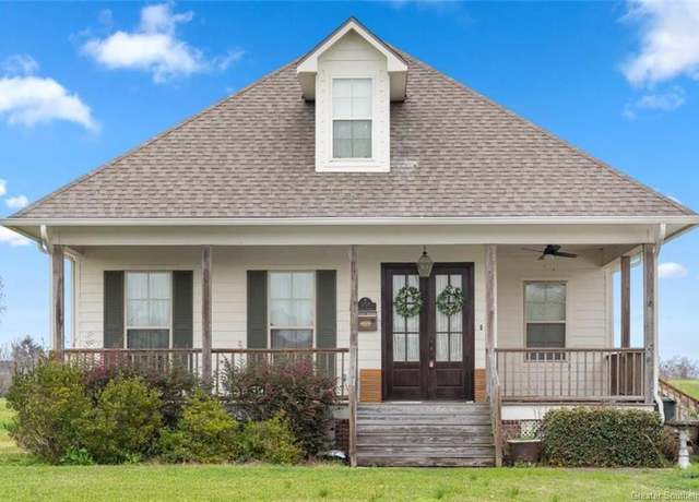 Property at 2015 Barbe St, Lake Charles, LA 70601, 3 beds, 2 baths