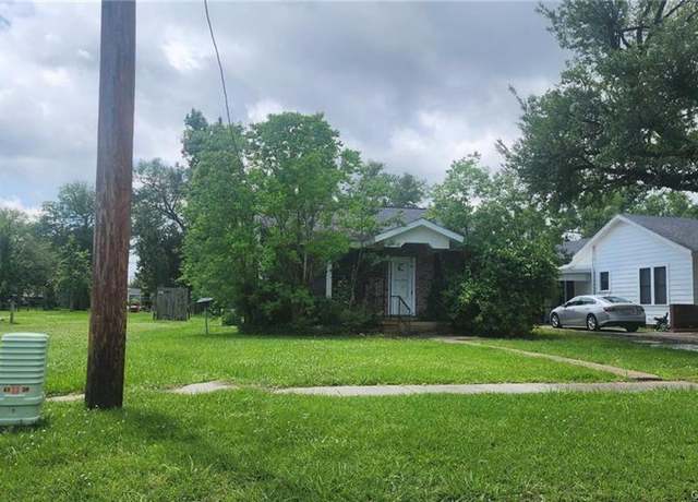Property at 1310 13th St, Lake Charles, LA 70601, 2 beds, 1 bath