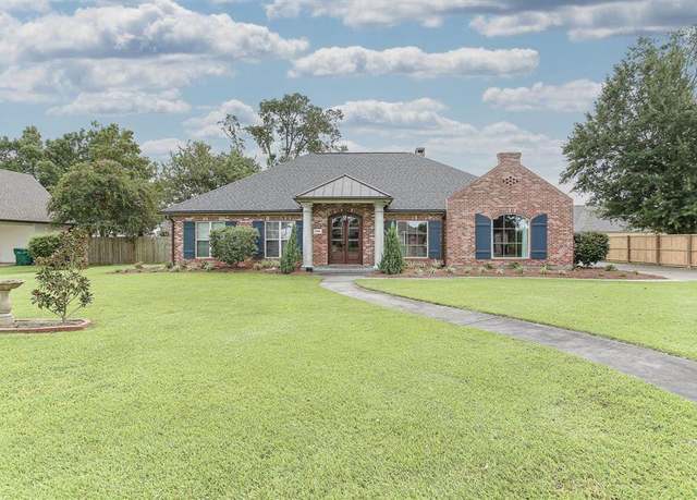Property at 2021 Plantation Dr, Lake Charles, LA 70605, 4 beds, 3.5 baths