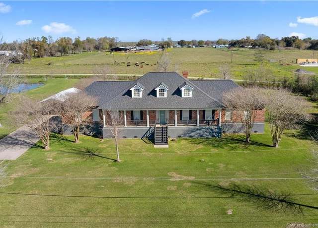 Property at 135 Country Ln, Lake Charles, LA 70607, 4 beds, 3.5 baths