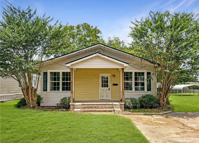 Property at 618 W Lincoln St W, Sulphur, LA 70663, 3 beds, 2 baths