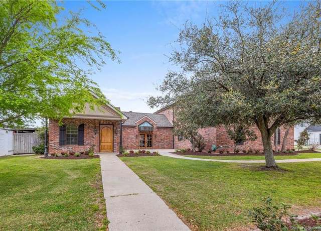 Property at 4329 Edgewater Dr, Lake Charles, LA 70605, 4 beds, 3.5 baths