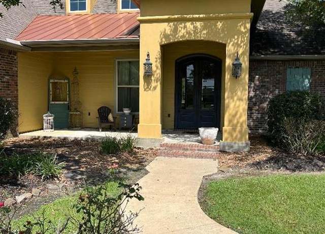 Property at 2654 E Robinwood Dr Dr E, Lake Charles, LA 70611, 3 beds, 2.5 baths