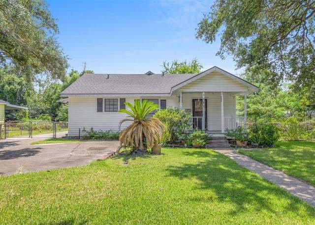 Property at 1408 13th St, Lake Charles, LA 70601, 3 beds, 2 baths