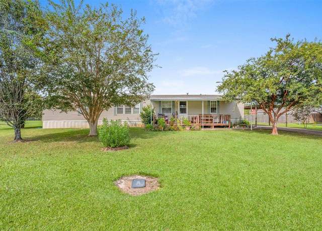 Property at 2043 E Holbrook Cir E, Sulphur, LA 70663, 3 beds, 2 baths