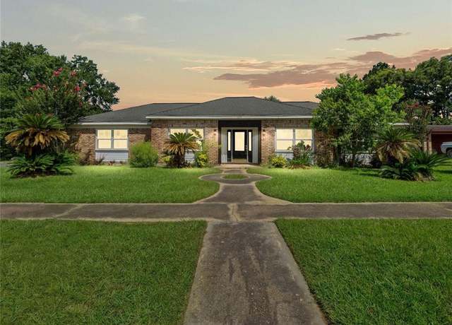 Property at 2201 Woodlawn St, Deridder, LA 70634, 3 beds, 2 baths