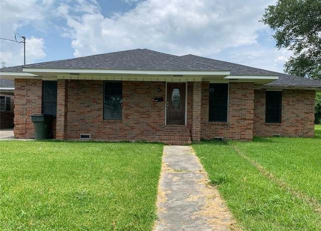 Property at 1009 17th St, Lake Charles, LA 70601, 4 beds, 3.5 baths