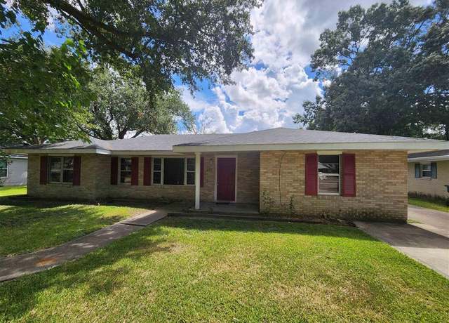 Property at 445 Washington St, Lake Charles, LA 70605, 4 beds, 2 baths