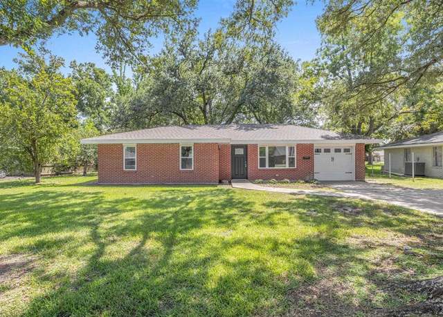 Property at 829 Bluebonnet St, Lake Charles, LA 70605, 3 beds, 1.5 baths