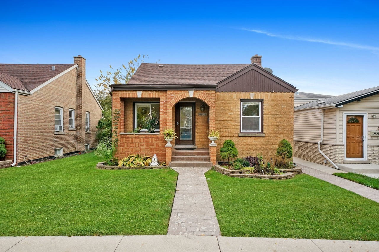 3737 W 66th St, Chicago, IL 60629 | MLS# 11282122 | Redfin