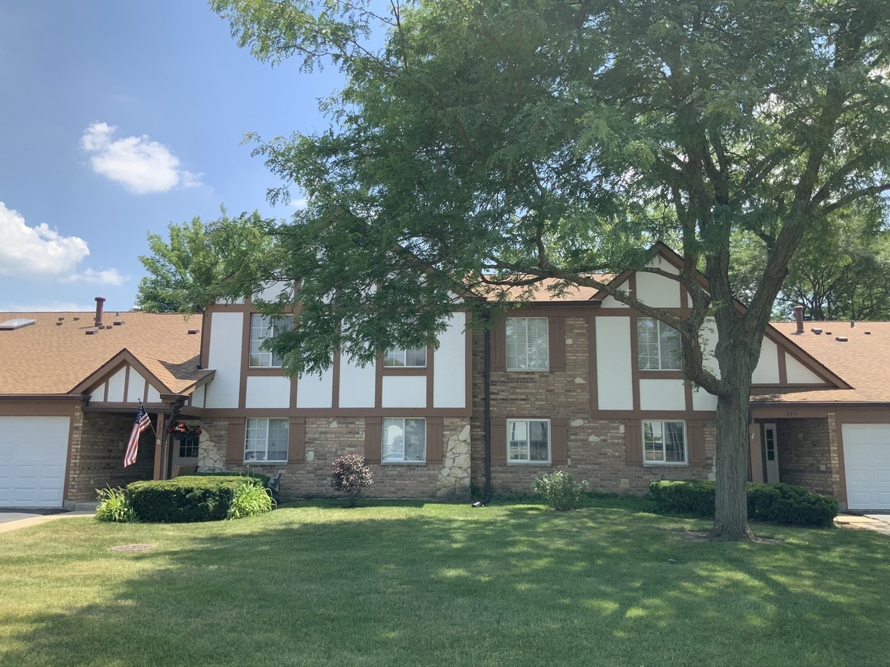 710 W 63rd St #102, Westmont, IL 60559