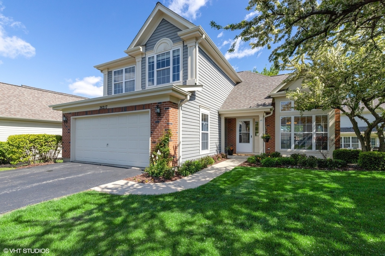 https://ssl.cdn-redfin.com/photo/68/bigphoto/155/11077155_1.jpg
