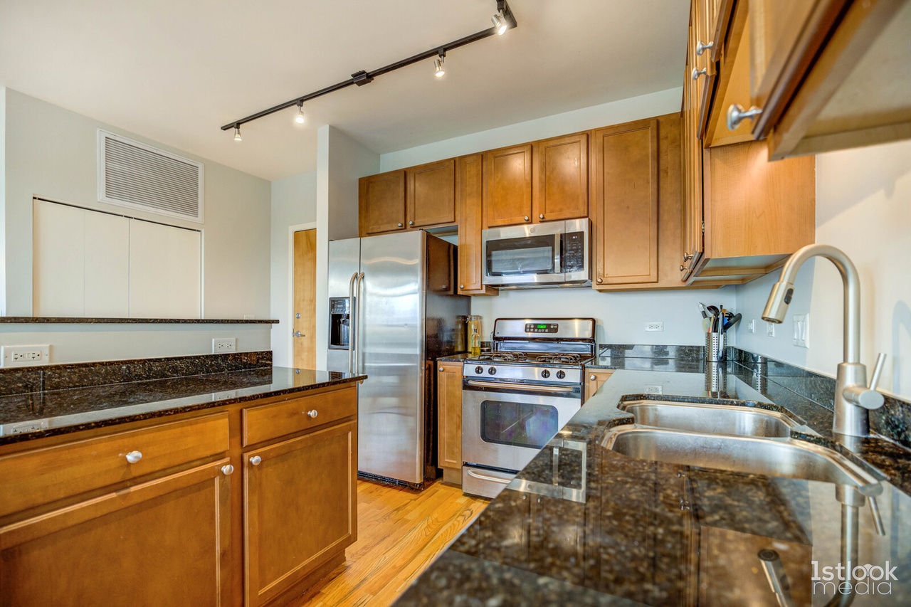 1071 W 15th St