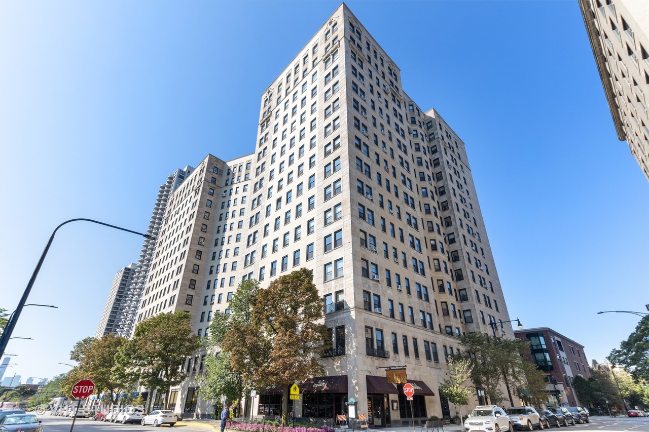 2000 N Lincoln Park West