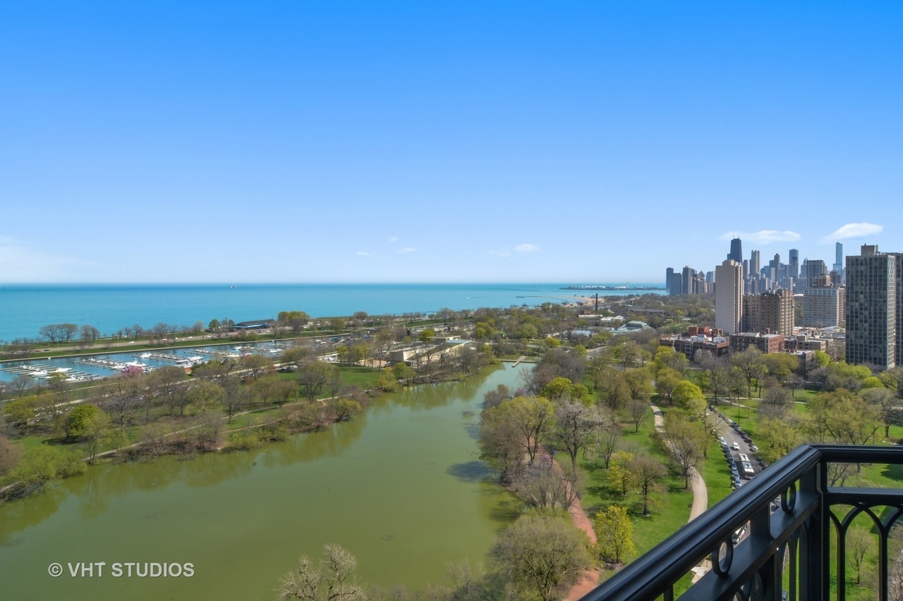 2550 Lakeview Chicago For Sale