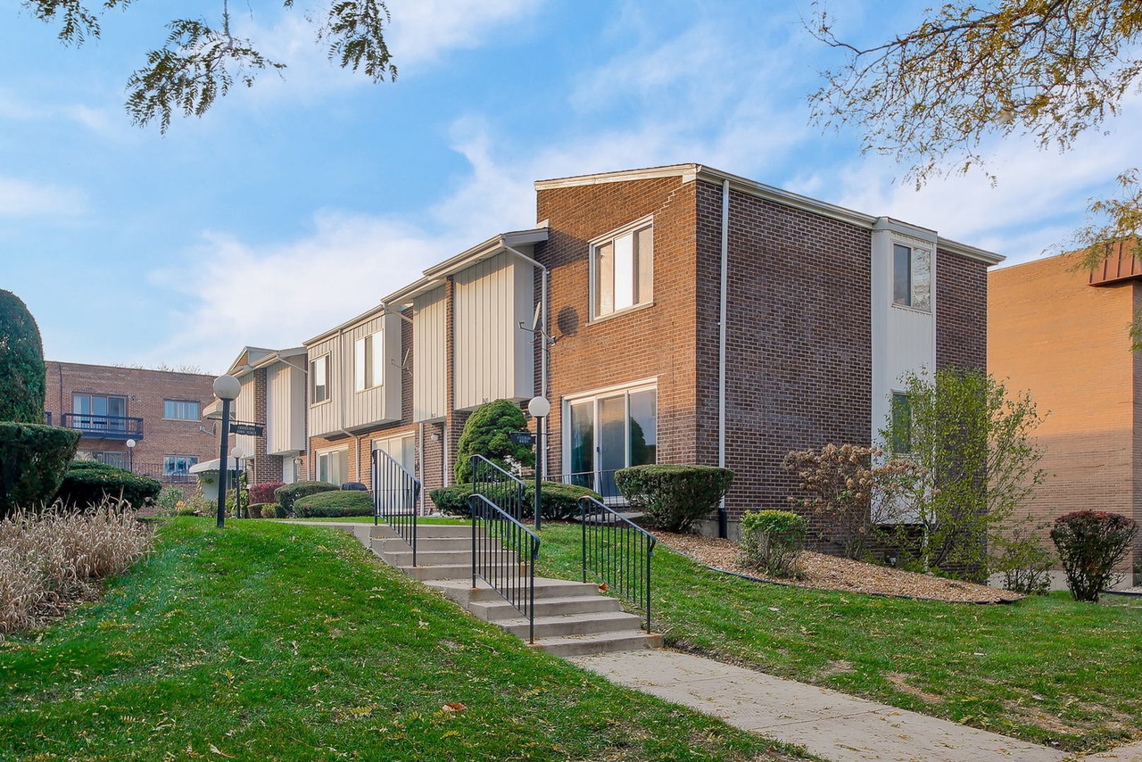 9620 S Karlov Ave, Oak Lawn, IL 60453 | MLS# 11268275 | Redfin