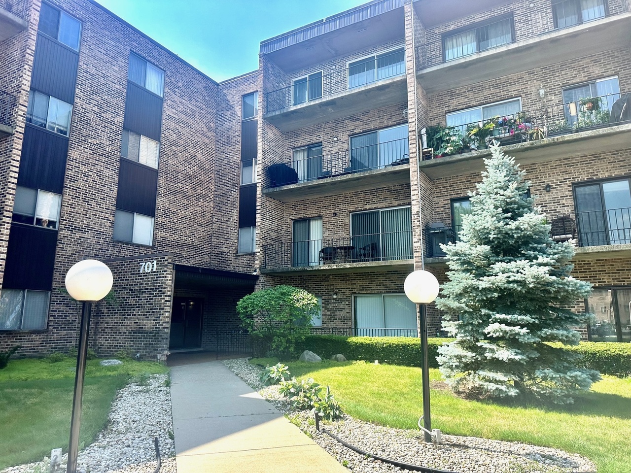 701 Huntington Commons Mount Prospect