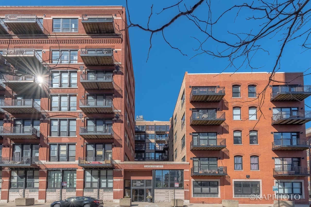 226 N Clinton St 227 Chicago Il 60661 Mls 11041474 Redfin [ 854 x 1280 Pixel ]