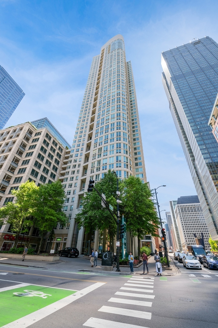 345 N La Salle Blvd #3705, Chicago, IL 60654 | Redfin