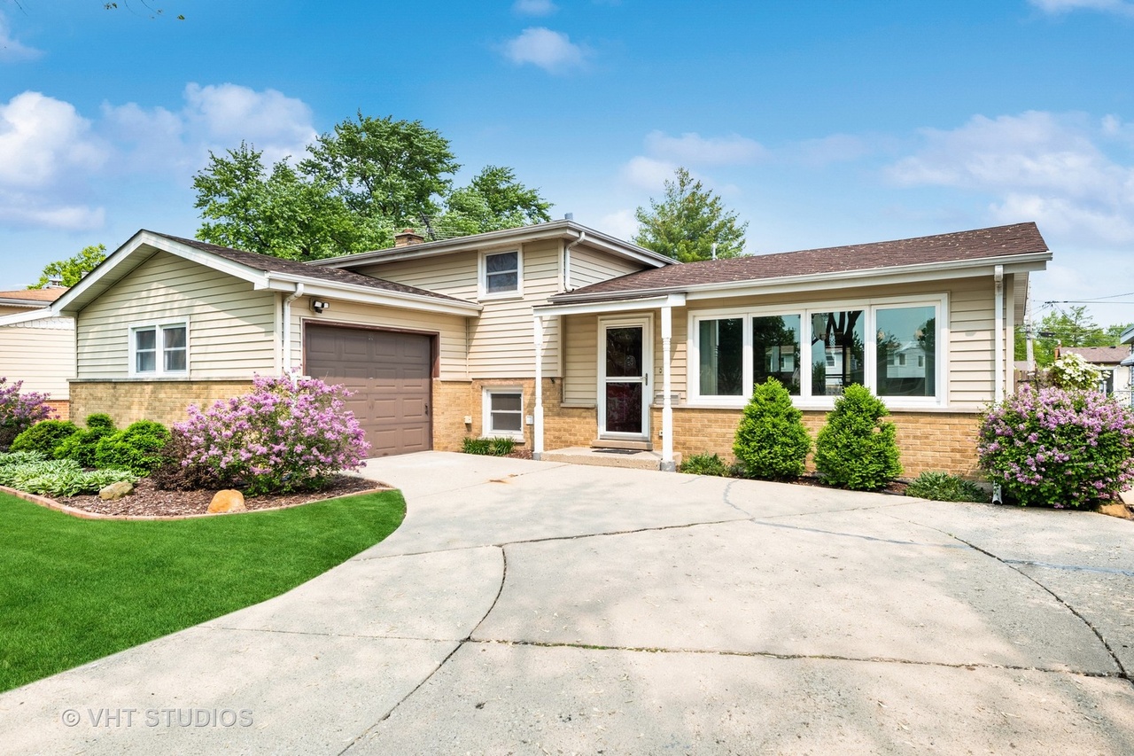 98 Lancaster Ln, Des Plaines, IL 60018 | MLS# 11788602 | Redfin