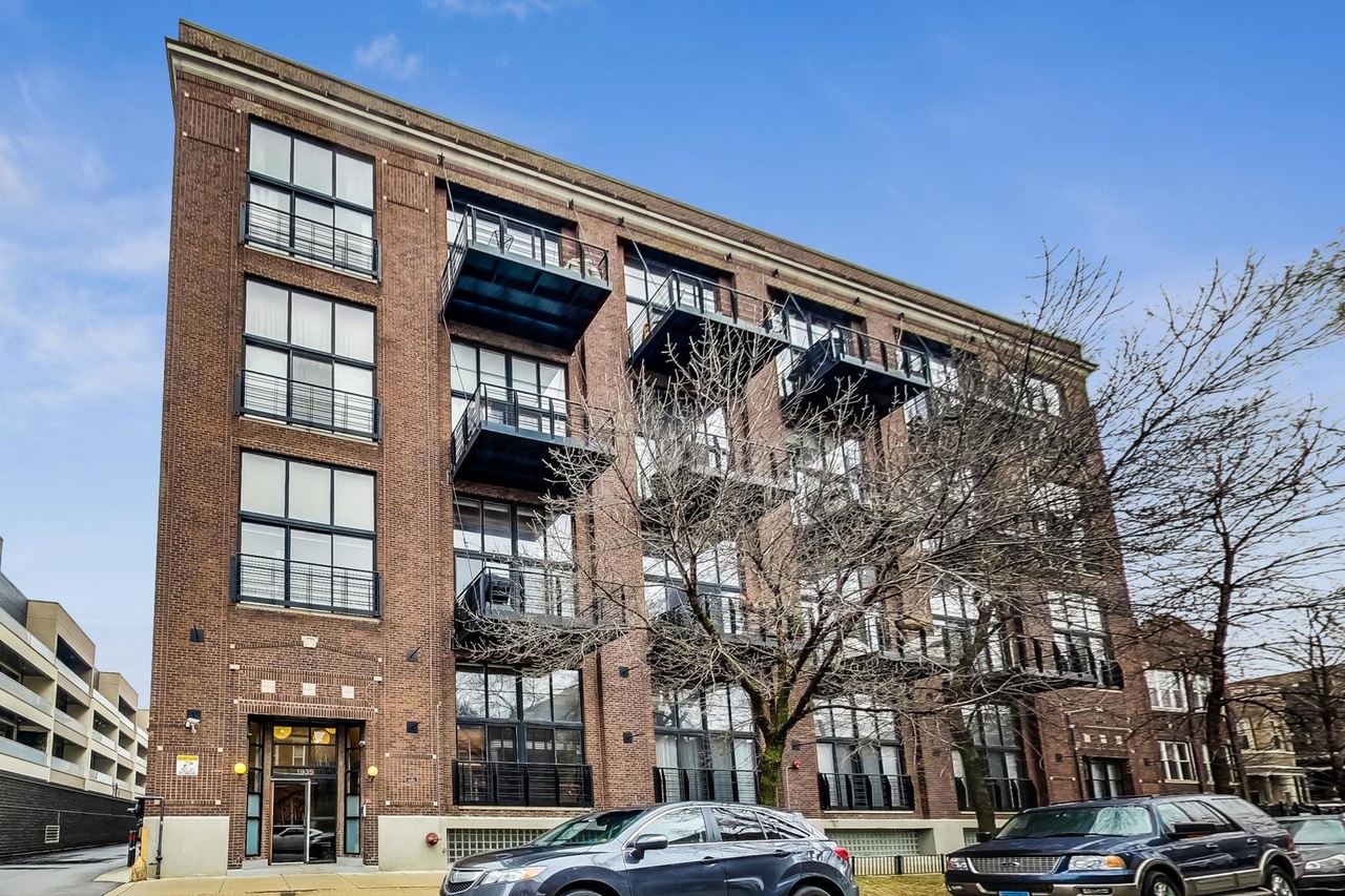 1935 N Fairfield Ave #206, Chicago, IL 60647 | MLS# 11704627 | Redfin